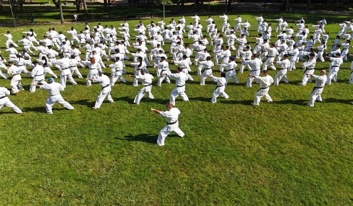 Bursa’da 240 kişilik karate şovu görsel şölen oluşturdu