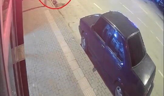 Yoldan aldığı tabela ile dükkana saldırdı