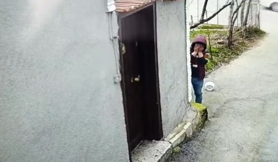 Saklambaç oynayan kapkaççıyı, polis sobeledi...O anlar kamerada