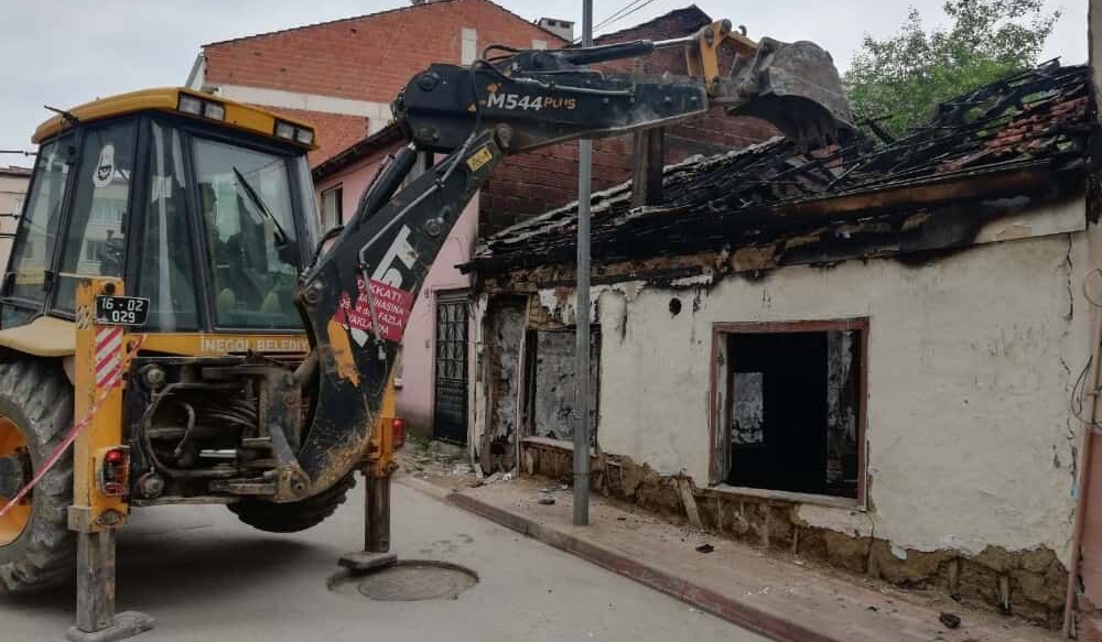 İnegöl’de iki bina yıkıldı