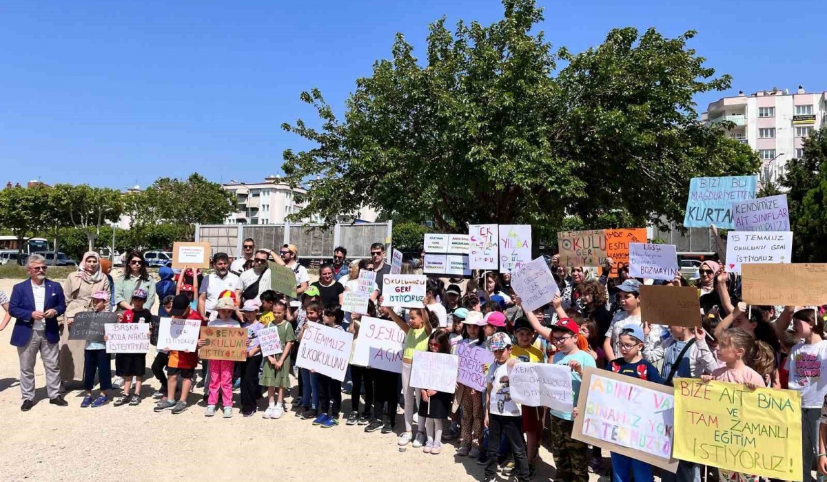 Deprem tedbirleri gereğince tahliye edilen okula bir yıldır çivi dahi çakılmadı