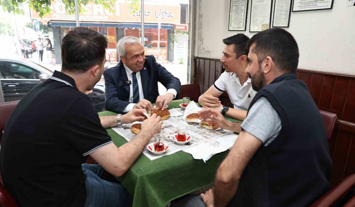 Simitler Başkan’dan çaylar vatandaştan