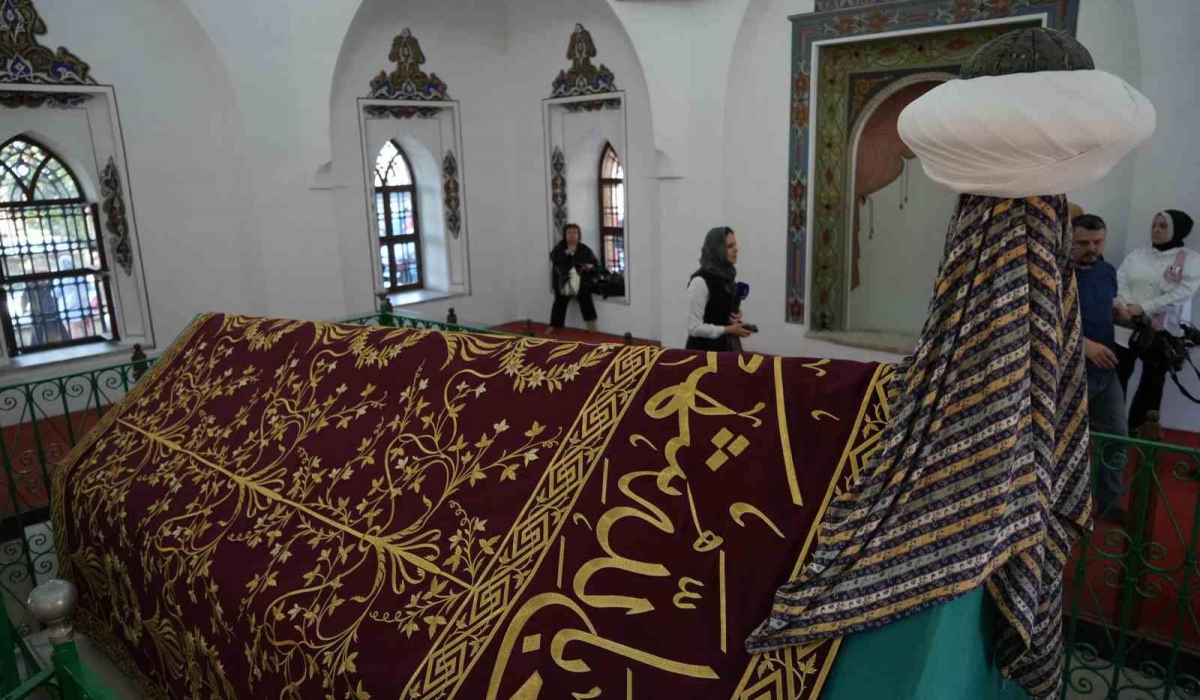 Yıldırım Bayezid Türbesi’nin yenilenen puşide örtüsü yerine serildi