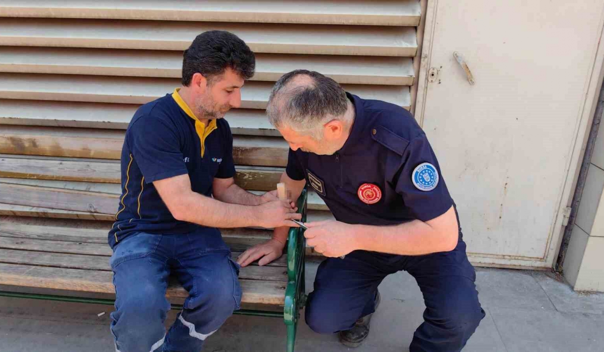 Hastane bahçesinde çivi çıkarma operasyonu