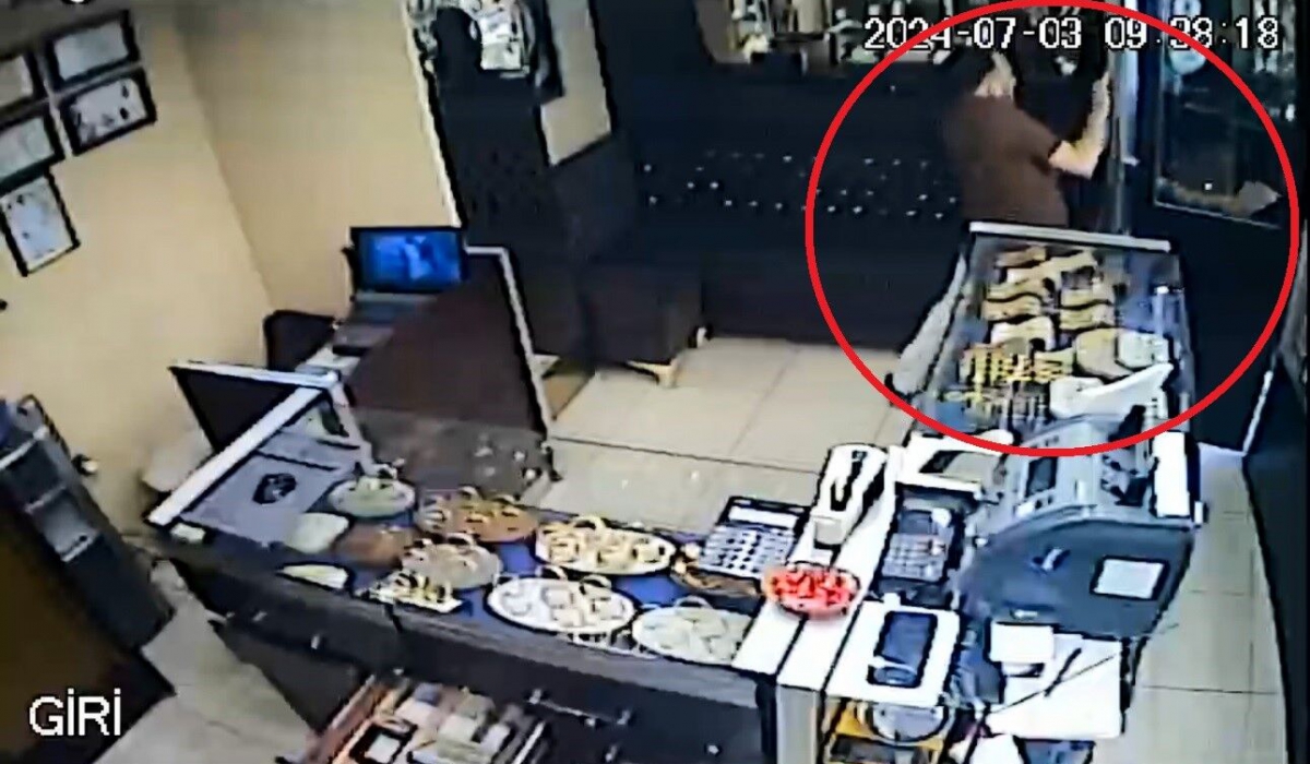 Kuyumcu çetin ceviz çıktı, soyguncuyu dükkana sokmadı