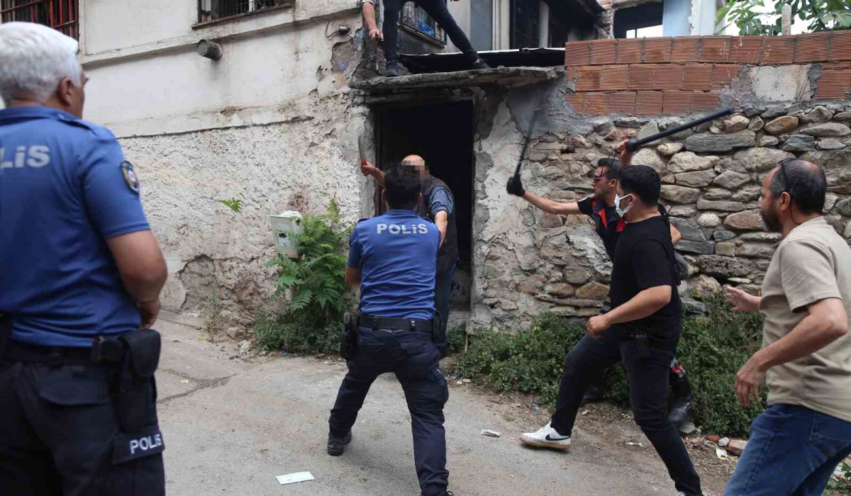 Kendini peygamber ilan etti polisi bıçakladı