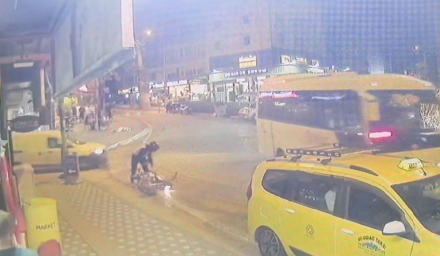Sakar silahlı saldırgan kamerada... Düşe kalka hedef aldı iş yerine arka arkaya ateş açtı