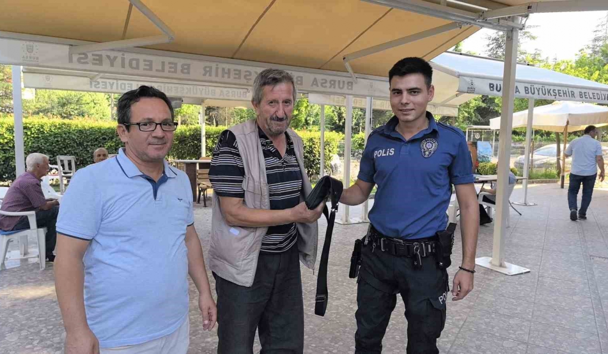 İnegöl'de çanta içinde bulduğu dolarları bakın ne yaptı