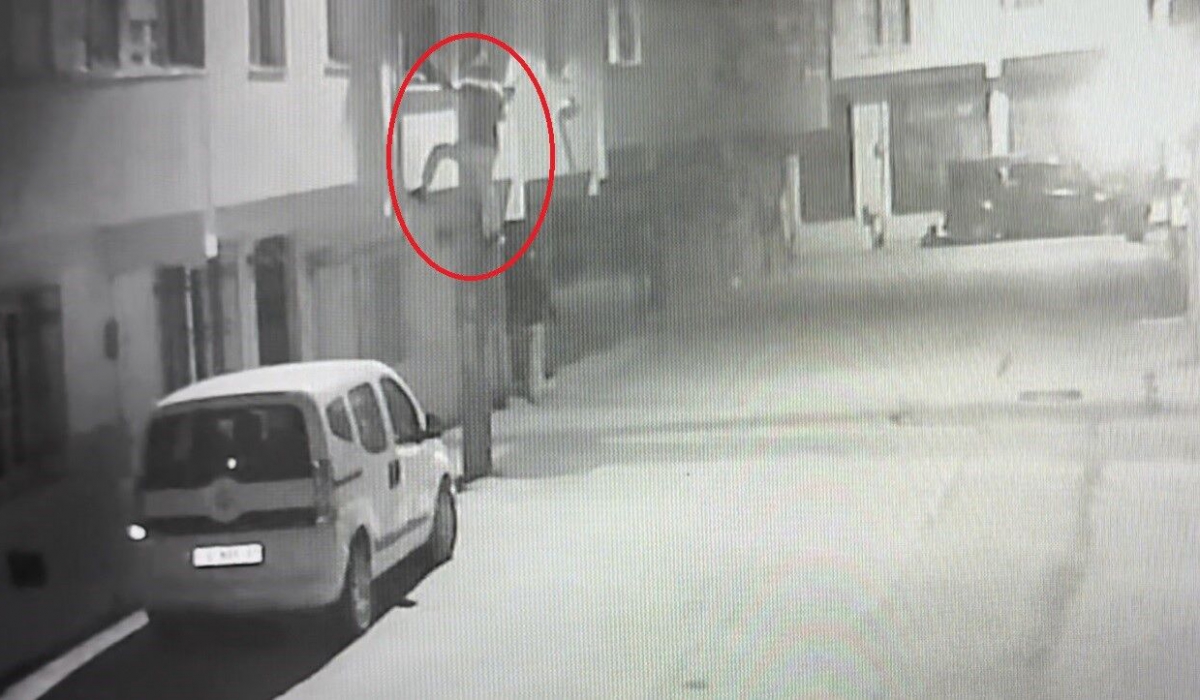  Ev sahibi kadın çetin ceviz çıktı.. Evine girdiği hırsızı kovaladı