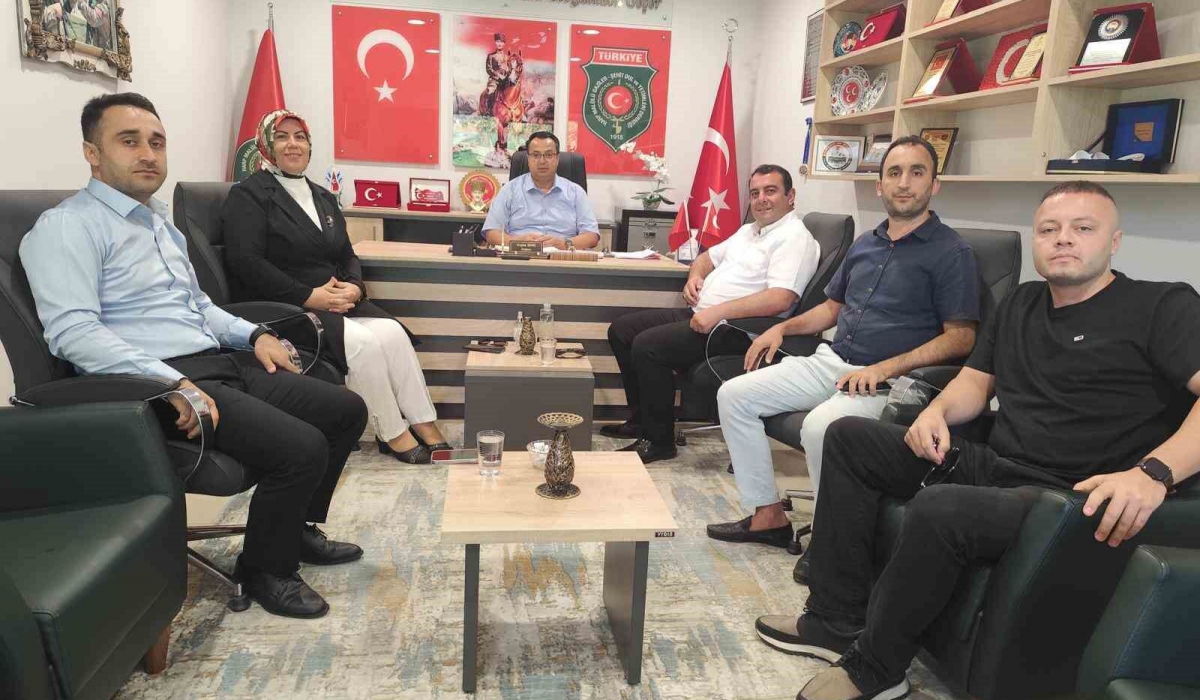 Şehitliği temizlediler, gazileri ziyaret ettiler