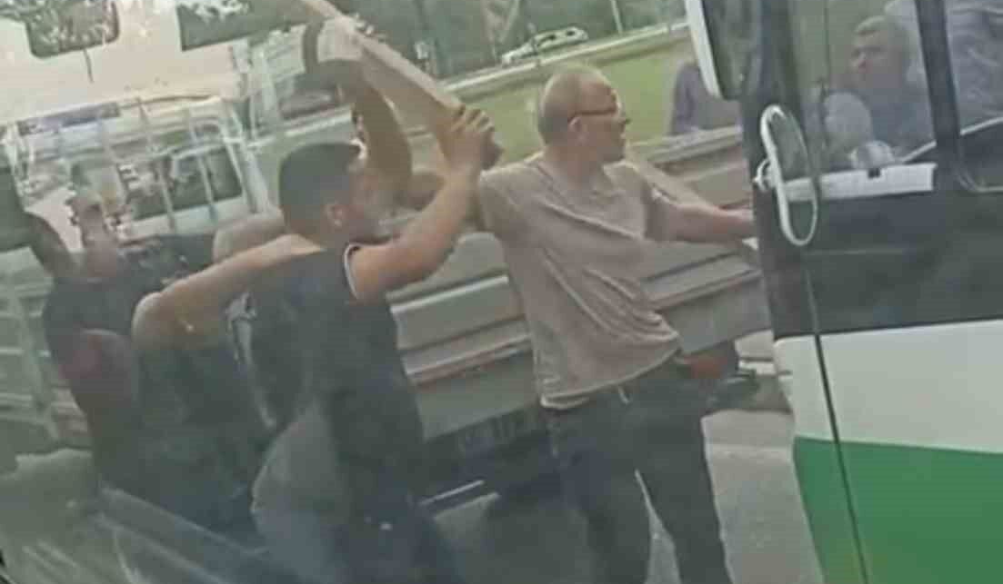 Yol verme meselesi kavgaya d&#246;nd&#252;, 2 s&#252;r&#252;c&#252; kalaslarla birbirine girdi