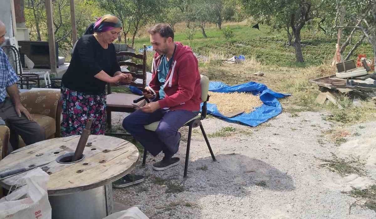 Hastasının ayağına giden doktor yüz güldürüyor