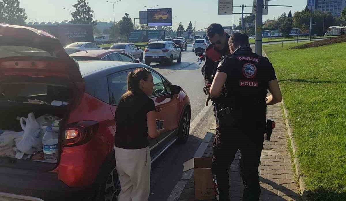 Bursa’da trafikte yavru kedi alarmı..Polisler 4 araca giren kediyi kurtardı