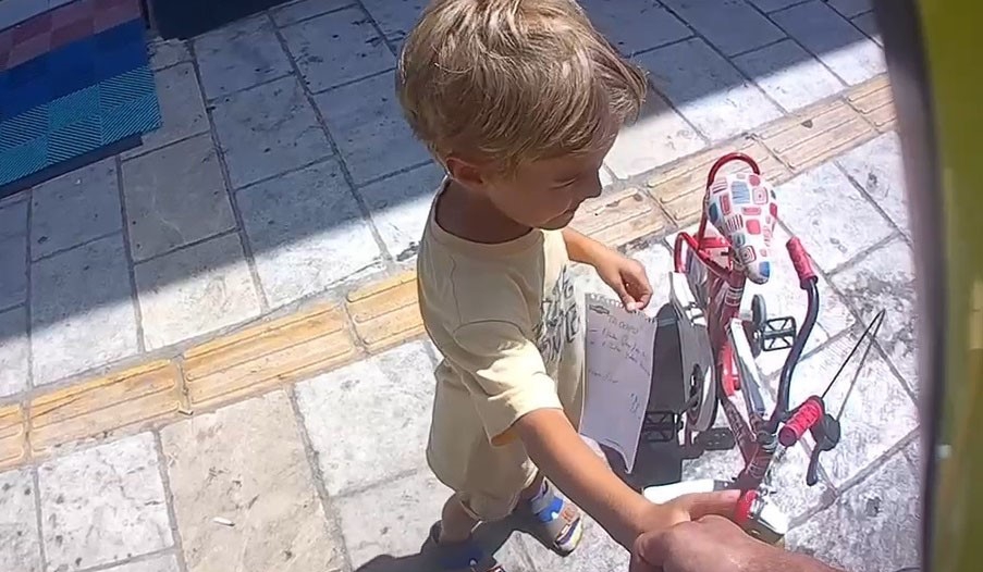 Trafik Polisi ile Çocuğun Sevimli Diyaloğu Sosyal Medyayı Salladı!