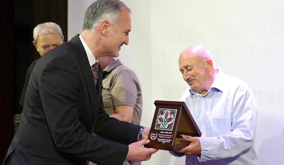 İnegöl'ün duayenlerine başkandan ödül!