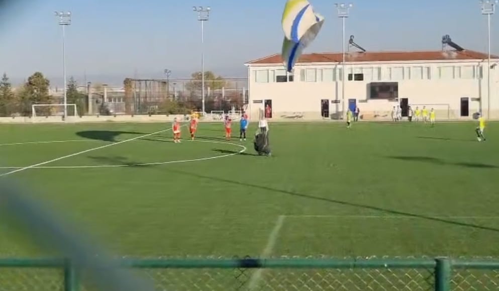 İnegöl’de Futbol Maçına Paraşütçü Zorunlu İniş Yaptı