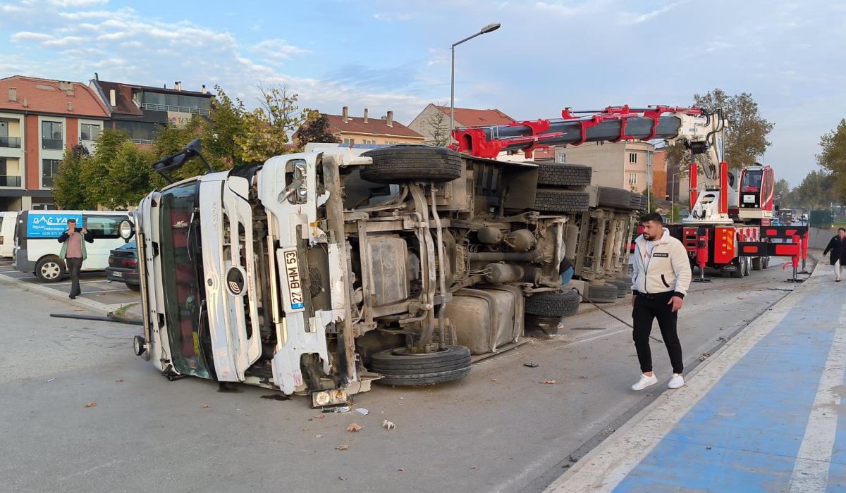 Ankara Yolunda TIR Devrildi: Facia Ucuz Atlatıldı