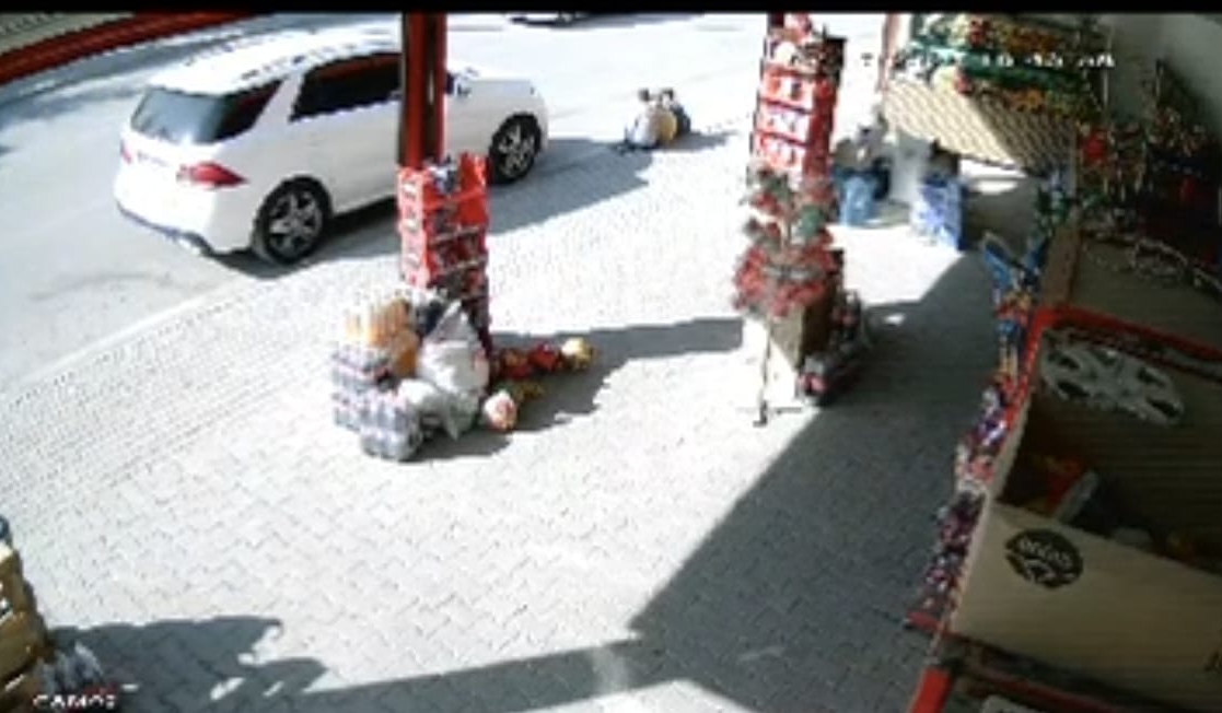 İnegöl'de kaldırımda oturan çocuğun ayağını ezdi!