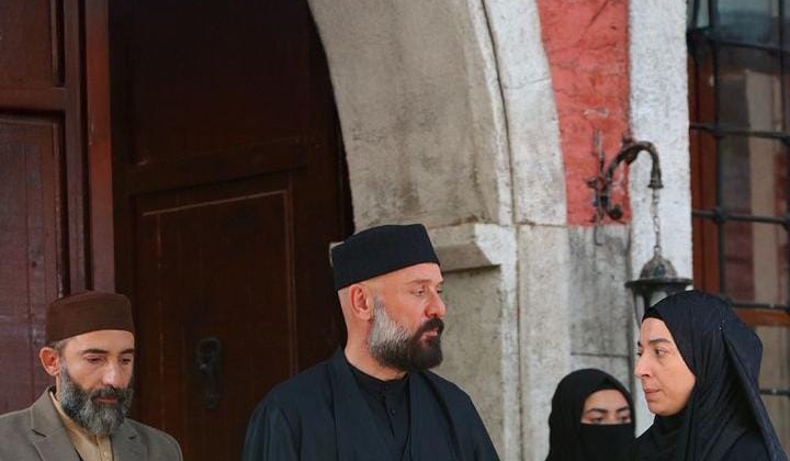 Kızıl Goncalar 22. Bölüm Fragmanı Yayınlandı: Mira ve Zeynep’in Çarpıcı Yüzleşmesi