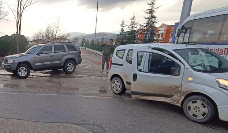 İnegöl’de Çift Taraflı Trafik Kazası: 2 Yaralı