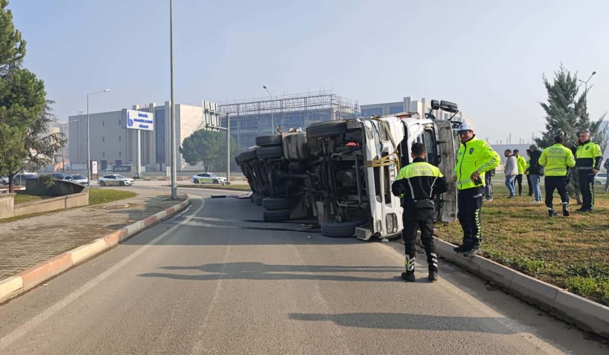İnegöl’de Sunta Yüklü Tır Devrildi, Yol Ulaşıma Kapandı