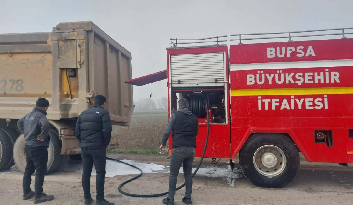 Kamyon lastiği aniden alev aldı