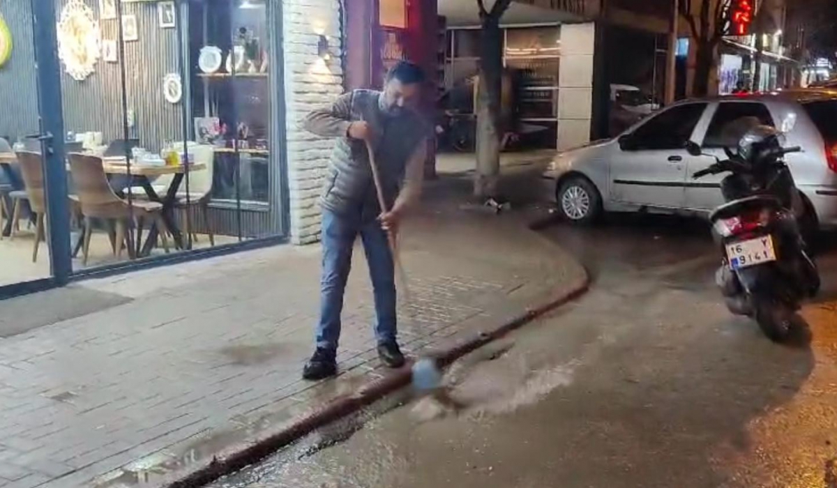 İnegöl İstiklal Caddesi’nde Esnafın Su Birikintisi Çilesi