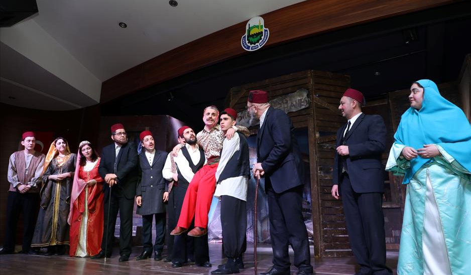 İnegöl’de “Ayyar Hamza” Tiyatro Oyunu Sanatseverlerle Buluştu