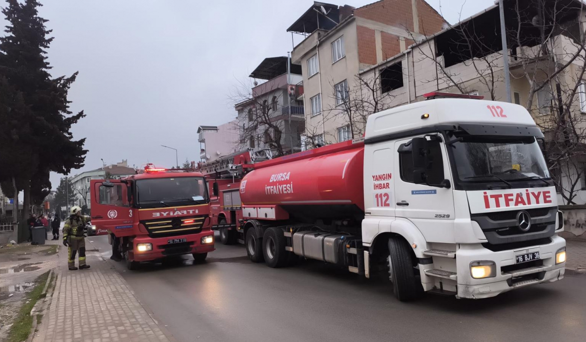 İnegöl'de evin çatısı alevlere teslim oldu