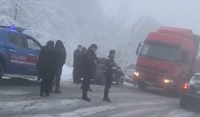 O bölgede yoğun kar nedeniyle ulaşım güçlükle sağlanıyor