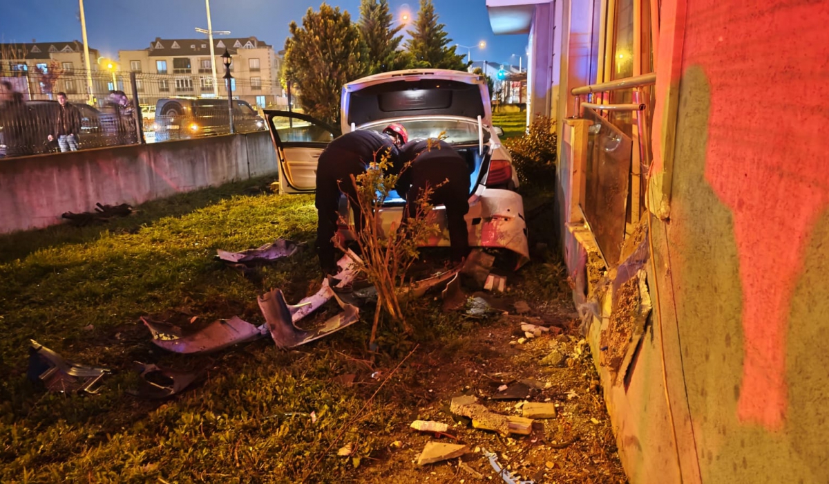 Ehliyetsiz sürücü kaza yaptı, sitenin içine daldı 