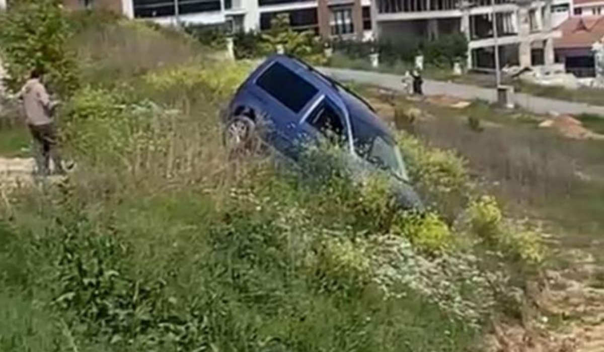 El freni çekilmeyi unutulan araç şarampole uçtu