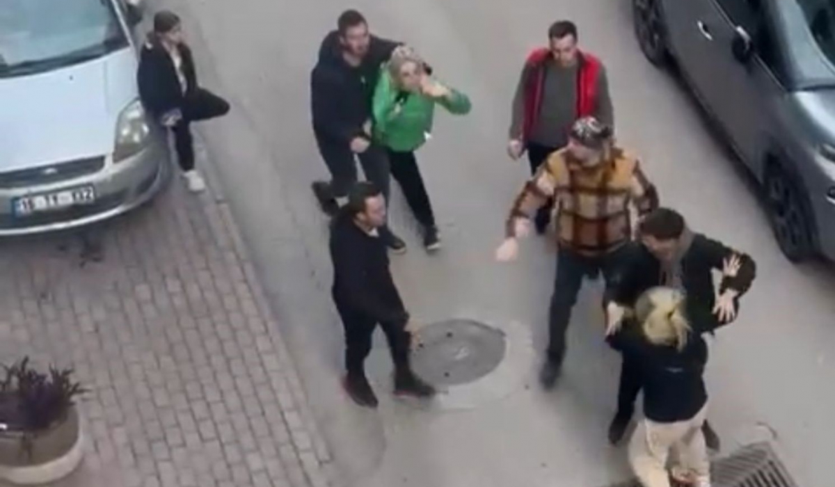 Kadınlar birbirine girdi, mahalleli zor ayırdı