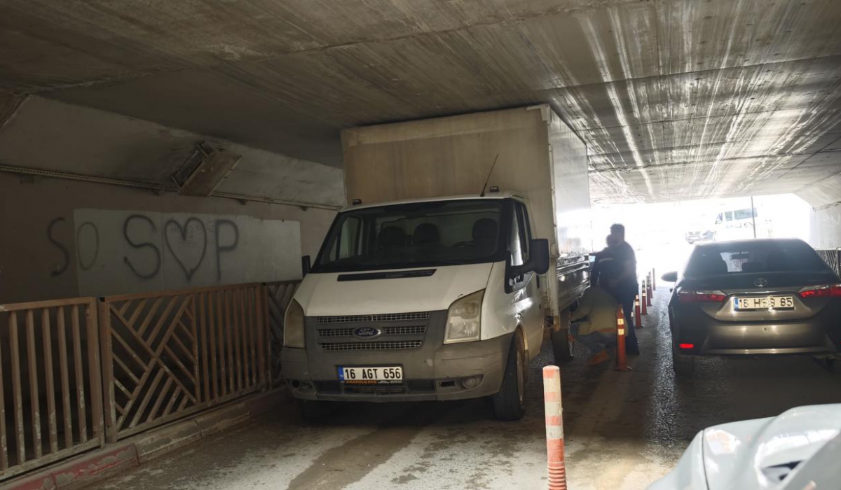 Kamyonet Alt Geçitte Mahsur Kaldı