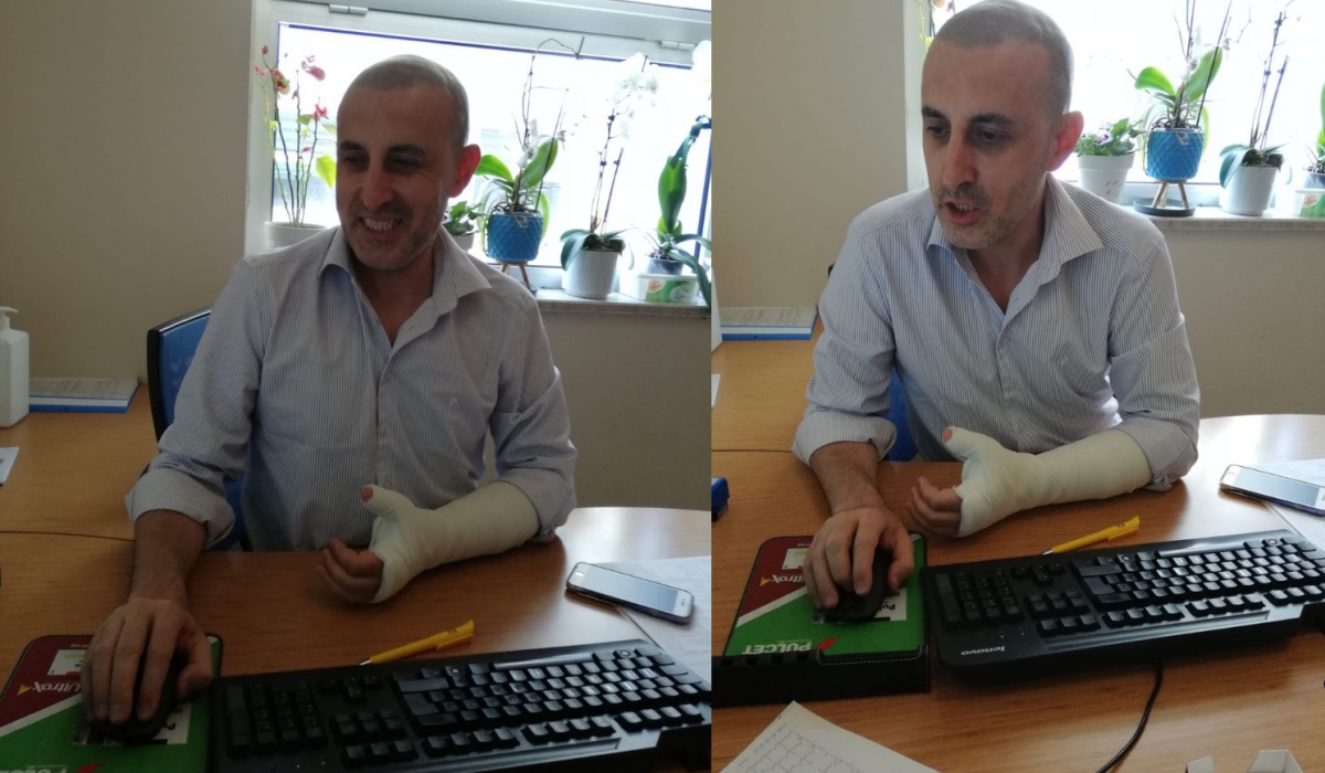 Kırık koluna rağmen hastalarını yalnız bırakmadı