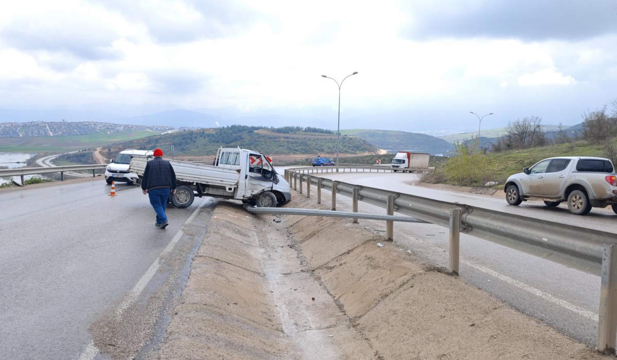 Kontrolden Çıkan Kamyonet Aydınlatma Direğine Çarptı