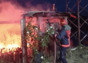 Baraj kenarındaki bağ evi alev alev yandı