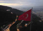 600 metrekarelik Türk bayrağı göklere çekildi