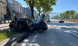 Direğe çarpan araçta can pazarı!