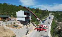 İnegöl'de kaçak villayı vinçle taşıdı