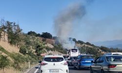 Arabadan atılan sigara izmariti yangına sebep oldu