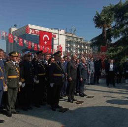 Bursa’da cumhuriyetin 101. yılı çelenk töreniyle kutlandı