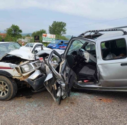 Otomobiller kafa kafaya çarpıştı: 1 ölü, 4 yaralı