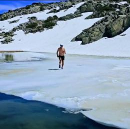 Uludağ’da buz tutan gölde yüzdüler