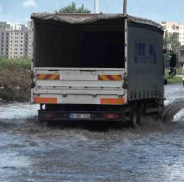 Bursa’da sağanak yağış hayatı felç etti