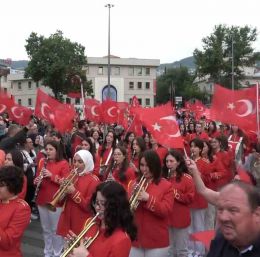 1. Osmangazi Gençlik Yürüyüşü Haluk Levent’in katılımıyla gerçekleştirildi