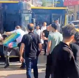 Bursa’da taksi ile belediye otobüsü şoförlerinin kavgası kamerada