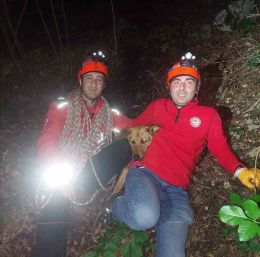 Uludağ’da kayanın üzerinde mahsur kalan köpeğe kurtarma operasyonu