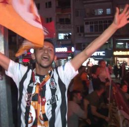 Beşiktaşlı taraftar Galatasaray’ın şampiyonluğunu böyle kutladı
