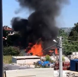 Bursa’da inşaat deposu alev alev yandı